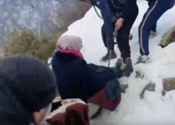 202213 In Dagestan, A Pregnant Woman, Who Was Carried By Neighbors Through The Mountains To The Hospital, Lost A Child